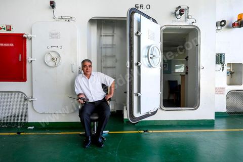 Juin 2014 : au coeur du navire tunisien Tanit, navire de transport de passagers de la CTN, Compagnie Tunisienne de Navigation, lors d'une double traversée entre Tunis et Marseille. Mis en service en 2012, le navire de 212 m de long et 30 m de large a une capacité de 3200 personnes et 1060 voitures. Il traverse la Méditerranée entre Tunis et Marseille en 24 h. Découverte des lieux, espaces communs, cabines, salle de commandement et de pilotage, salle des moteurs, ... Escale à Marseille puis retour avec les tunisiens de l'étranger sur Tunis. Chargement des véhicules.