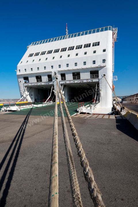 Juin 2014 : au coeur du navire tunisien Tanit, navire de transport de passagers de la CTN, Compagnie Tunisienne de Navigation, lors d'une double traversée entre Tunis et Marseille. Mis en service en 2012, le navire de 212 m de long et 30 m de large a une capacité de 3200 personnes et 1060 voitures. Il traverse la Méditerranée entre Tunis et Marseille en 24 h. Découverte des lieux, espaces communs, cabines, salle de commandement et de pilotage, salle des moteurs, ... Escale à Marseille puis retour avec les tunisiens de l'étranger sur Tunis. Chargement des véhicules.