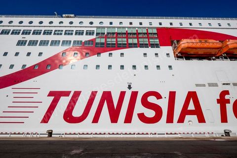 Juin 2014 : au coeur du navire tunisien Tanit, navire de transport de passagers de la CTN, Compagnie Tunisienne de Navigation, lors d'une double traversée entre Tunis et Marseille. Mis en service en 2012, le navire de 212 m de long et 30 m de large a une capacité de 3200 personnes et 1060 voitures. Il traverse la Méditerranée entre Tunis et Marseille en 24 h. Découverte des lieux, espaces communs, cabines, salle de commandement et de pilotage, salle des moteurs, ... Escale à Marseille puis retour avec les tunisiens de l'étranger sur Tunis. Chargement des véhicules.