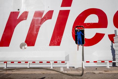 Juin 2014 : au coeur du navire tunisien Tanit, navire de transport de passagers de la CTN, Compagnie Tunisienne de Navigation, lors d'une double traversée entre Tunis et Marseille. Mis en service en 2012, le navire de 212 m de long et 30 m de large a une capacité de 3200 personnes et 1060 voitures. Il traverse la Méditerranée entre Tunis et Marseille en 24 h. Découverte des lieux, espaces communs, cabines, salle de commandement et de pilotage, salle des moteurs, ... Escale à Marseille puis retour avec les tunisiens de l'étranger sur Tunis. Chargement des véhicules.