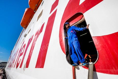 Juin 2014 : au coeur du navire tunisien Tanit, navire de transport de passagers de la CTN, Compagnie Tunisienne de Navigation, lors d'une double traversée entre Tunis et Marseille. Mis en service en 2012, le navire de 212 m de long et 30 m de large a une capacité de 3200 personnes et 1060 voitures. Il traverse la Méditerranée entre Tunis et Marseille en 24 h. Découverte des lieux, espaces communs, cabines, salle de commandement et de pilotage, salle des moteurs, ... Escale à Marseille puis retour avec les tunisiens de l'étranger sur Tunis. Chargement des véhicules.