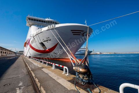 Juin 2014 : au coeur du navire tunisien Tanit, navire de transport de passagers de la CTN, Compagnie Tunisienne de Navigation, lors d'une double traversée entre Tunis et Marseille. Mis en service en 2012, le navire de 212 m de long et 30 m de large a une capacité de 3200 personnes et 1060 voitures. Il traverse la Méditerranée entre Tunis et Marseille en 24 h. Découverte des lieux, espaces communs, cabines, salle de commandement et de pilotage, salle des moteurs, ... Escale à Marseille puis retour avec les tunisiens de l'étranger sur Tunis. Chargement des véhicules.