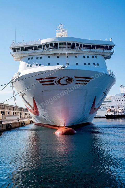 Juin 2014 : au coeur du navire tunisien Tanit, navire de transport de passagers de la CTN, Compagnie Tunisienne de Navigation, lors d'une double traversée entre Tunis et Marseille. Mis en service en 2012, le navire de 212 m de long et 30 m de large a une capacité de 3200 personnes et 1060 voitures. Il traverse la Méditerranée entre Tunis et Marseille en 24 h. Découverte des lieux, espaces communs, cabines, salle de commandement et de pilotage, salle des moteurs, ... Escale à Marseille puis retour avec les tunisiens de l'étranger sur Tunis. Chargement des véhicules.