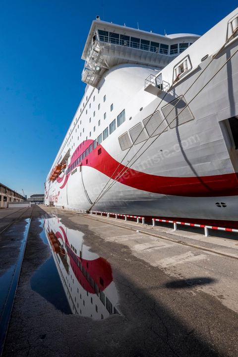 Juin 2014 : au coeur du navire tunisien Tanit, navire de transport de passagers de la CTN, Compagnie Tunisienne de Navigation, lors d'une double traversée entre Tunis et Marseille. Mis en service en 2012, le navire de 212 m de long et 30 m de large a une capacité de 3200 personnes et 1060 voitures. Il traverse la Méditerranée entre Tunis et Marseille en 24 h. Découverte des lieux, espaces communs, cabines, salle de commandement et de pilotage, salle des moteurs, ... Escale à Marseille puis retour avec les tunisiens de l'étranger sur Tunis. Chargement des véhicules.