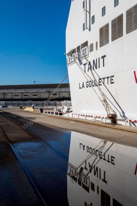 Juin 2014 : au coeur du navire tunisien Tanit, navire de transport de passagers de la CTN, Compagnie Tunisienne de Navigation, lors d'une double traversée entre Tunis et Marseille. Mis en service en 2012, le navire de 212 m de long et 30 m de large a une capacité de 3200 personnes et 1060 voitures. Il traverse la Méditerranée entre Tunis et Marseille en 24 h. Découverte des lieux, espaces communs, cabines, salle de commandement et de pilotage, salle des moteurs, ... Escale à Marseille puis retour avec les tunisiens de l'étranger sur Tunis. Chargement des véhicules.