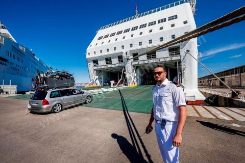 Juin 2014 : au coeur du navire tunisien Tanit, navire de transport de passagers de la CTN, Compagnie Tunisienne de Navigation, lors d'une double traversée entre Tunis et Marseille. Mis en service en 2012, le navire de 212 m de long et 30 m de large a une capacité de 3200 personnes et 1060 voitures. Il traverse la Méditerranée entre Tunis et Marseille en 24 h. Découverte des lieux, espaces communs, cabines, salle de commandement et de pilotage, salle des moteurs, ... Escale à Marseille puis retour avec les tunisiens de l'étranger sur Tunis. Chargement des véhicules.