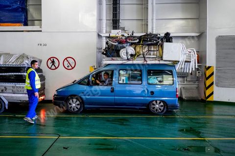 Juin 2014 : au coeur du navire tunisien Tanit, navire de transport de passagers de la CTN, Compagnie Tunisienne de Navigation, lors d'une double traversée entre Tunis et Marseille. Mis en service en 2012, le navire de 212 m de long et 30 m de large a une capacité de 3200 personnes et 1060 voitures. Il traverse la Méditerranée entre Tunis et Marseille en 24 h. Découverte des lieux, espaces communs, cabines, salle de commandement et de pilotage, salle des moteurs, ... Escale à Marseille puis retour avec les tunisiens de l'étranger sur Tunis. Chargement des véhicules.