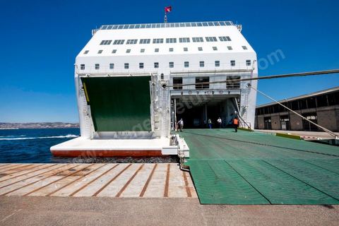 Juin 2014 : au coeur du navire tunisien Tanit, navire de transport de passagers de la CTN, Compagnie Tunisienne de Navigation, lors d'une double traversée entre Tunis et Marseille. Mis en service en 2012, le navire de 212 m de long et 30 m de large a une capacité de 3200 personnes et 1060 voitures. Il traverse la Méditerranée entre Tunis et Marseille en 24 h. Découverte des lieux, espaces communs, cabines, salle de commandement et de pilotage, salle des moteurs, ... Escale à Marseille puis retour avec les tunisiens de l'étranger sur Tunis. Chargement des véhicules.