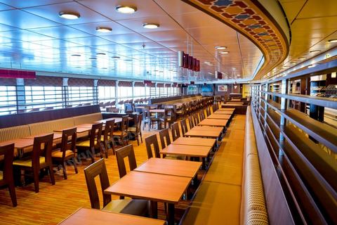 Juin 2014 : au coeur du navire tunisien Tanit, navire de transport de passagers de la CTN, Compagnie Tunisienne de Navigation, lors d'une double traversée entre Tunis et Marseille. Mis en service en 2012, le navire de 212 m de long et 30 m de large a une capacité de 3200 personnes et 1060 voitures. Il traverse la Méditerranée entre Tunis et Marseille en 24 h. Découverte des lieux, espaces communs, cabines, salle de commandement et de pilotage, salle des moteurs, ... Escale à Marseille puis retour avec les tunisiens de l'étranger sur Tunis. Chargement des véhicules.