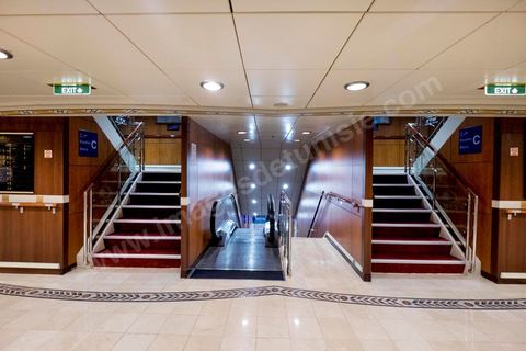 Juin 2014 : au coeur du navire tunisien Tanit, navire de transport de passagers de la CTN, Compagnie Tunisienne de Navigation, lors d'une double traversée entre Tunis et Marseille. Mis en service en 2012, le navire de 212 m de long et 30 m de large a une capacité de 3200 personnes et 1060 voitures. Il traverse la Méditerranée entre Tunis et Marseille en 24 h. Découverte des lieux, espaces communs, cabines, salle de commandement et de pilotage, salle des moteurs, ... Escale à Marseille puis retour avec les tunisiens de l'étranger sur Tunis. Chargement des véhicules.