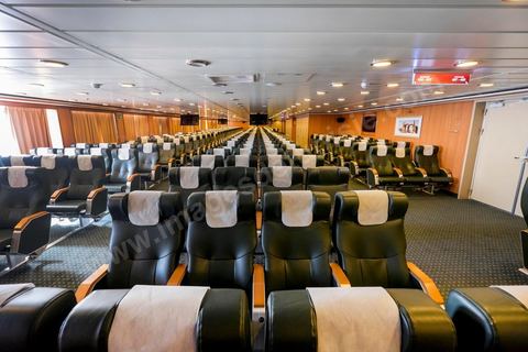 Juin 2014 : au coeur du navire tunisien Tanit, navire de transport de passagers de la CTN, Compagnie Tunisienne de Navigation, lors d'une double traversée entre Tunis et Marseille. Mis en service en 2012, le navire de 212 m de long et 30 m de large a une capacité de 3200 personnes et 1060 voitures. Il traverse la Méditerranée entre Tunis et Marseille en 24 h. Découverte des lieux, espaces communs, cabines, salle de commandement et de pilotage, salle des moteurs, ... Escale à Marseille puis retour avec les tunisiens de l'étranger sur Tunis. Chargement des véhicules.