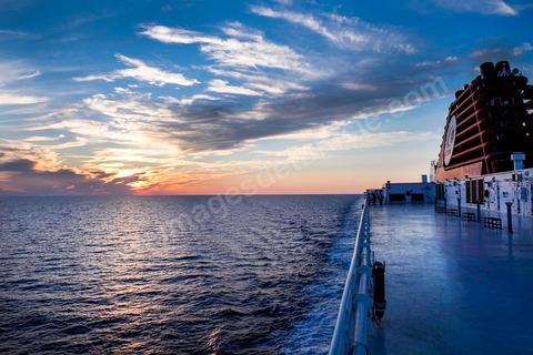Juin 2014 : au coeur du navire tunisien Tanit, navire de transport de passagers de la CTN, Compagnie Tunisienne de Navigation, lors d'une double traversée entre Tunis et Marseille. Mis en service en 2012, le navire de 212 m de long et 30 m de large a une capacité de 3200 personnes et 1060 voitures. Il traverse la Méditerranée entre Tunis et Marseille en 24 h. Découverte des lieux, espaces communs, cabines, salle de commandement et de pilotage, salle des moteurs, ... Escale à Marseille puis retour avec les tunisiens de l'étranger sur Tunis. Chargement des véhicules.