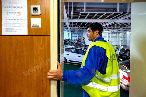 Juin 2014 : au coeur du navire tunisien Tanit, navire de transport de passagers de la CTN, Compagnie Tunisienne de Navigation, lors d'une double traversée entre Tunis et Marseille. Mis en service en 2012, le navire de 212 m de long et 30 m de large a une capacité de 3200 personnes et 1060 voitures. Il traverse la Méditerranée entre Tunis et Marseille en 24 h. Découverte des lieux, espaces communs, cabines, salle de commandement et de pilotage, salle des moteurs, ... Escale à Marseille puis retour avec les tunisiens de l'étranger sur Tunis. Chargement des véhicules.