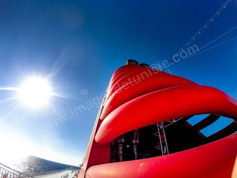 Juin 2014 : au coeur du navire tunisien Tanit, navire de transport de passagers de la CTN, Compagnie Tunisienne de Navigation, lors d'une double traversée entre Tunis et Marseille. Mis en service en 2012, le navire de 212 m de long et 30 m de large a une capacité de 3200 personnes et 1060 voitures. Il traverse la Méditerranée entre Tunis et Marseille en 24 h. Découverte des lieux, espaces communs, cabines, salle de commandement et de pilotage, salle des moteurs, ... Escale à Marseille puis retour avec les tunisiens de l'étranger sur Tunis. Chargement des véhicules.
