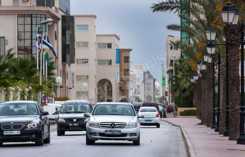 Ambiance dans les rues commerçante aux Berges du Lac de Tunis, quartier d'affaires, résidentiels et de commerces huppé de la capitale 
