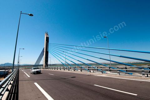 Le nouveau pont de Radès au dessus du canal de Tunis reliant Radès à la Goulette.