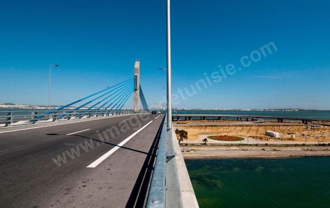 Le nouveau pont de Radès au dessus du canal de Tunis reliant Radès à la Goulette.