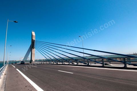 Le nouveau pont de Radès au dessus du canal de Tunis reliant Radès à la Goulette.