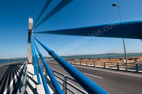 Le nouveau pont de Radès au dessus du canal de Tunis reliant Radès à la Goulette.