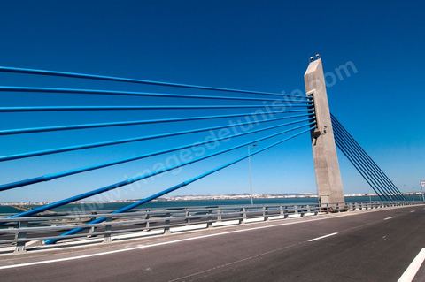 Le nouveau pont de Radès au dessus du canal de Tunis reliant Radès à la Goulette.