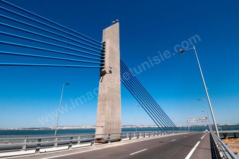 Le nouveau pont de Radès au dessus du canal de Tunis reliant Radès à la Goulette.