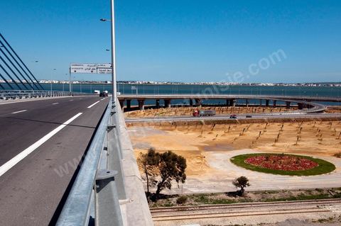 Le nouveau pont de Radès au dessus du canal de Tunis reliant Radès à la Goulette.