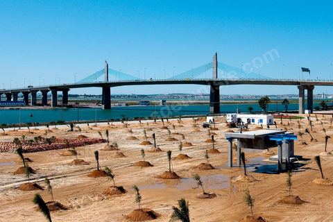 Le nouveau pont de Radès au dessus du canal de Tunis reliant Radès à la Goulette.