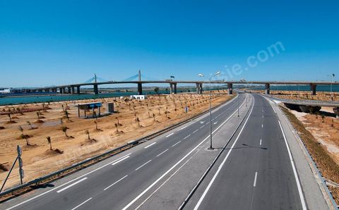Le nouveau pont de Radès au dessus du canal de Tunis reliant Radès à la Goulette.