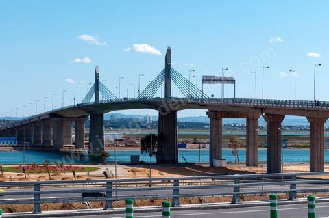 Le nouveau pont de Radès au dessus du canal de Tunis reliant Radès à la Goulette.