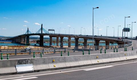 Le nouveau pont de Radès au dessus du canal de Tunis reliant Radès à la Goulette.
