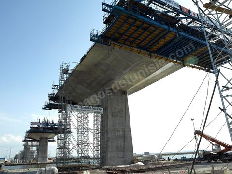 En cours de construction, le nouveau pont de Radès au dessus du canal de Tunis reliant Radès à la Goulette.