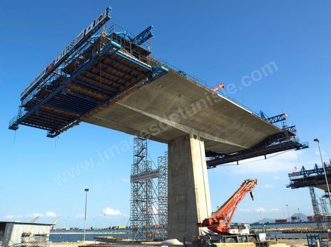 En cours de construction, le nouveau pont de Radès au dessus du canal de Tunis reliant Radès à la Goulette.