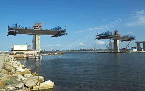 En cours de construction, le nouveau pont de Radès au dessus du canal de Tunis reliant Radès à la Goulette.