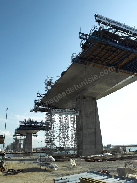 En cours de construction, le nouveau pont de Radès au dessus du canal de Tunis reliant Radès à la Goulette.
