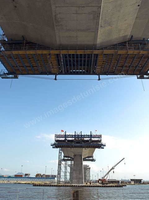 En cours de construction, le nouveau pont de Radès au dessus du canal de Tunis reliant Radès à la Goulette.