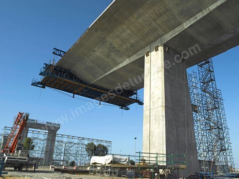 En cours de construction, le nouveau pont de Radès au dessus du canal de Tunis reliant Radès à la Goulette.