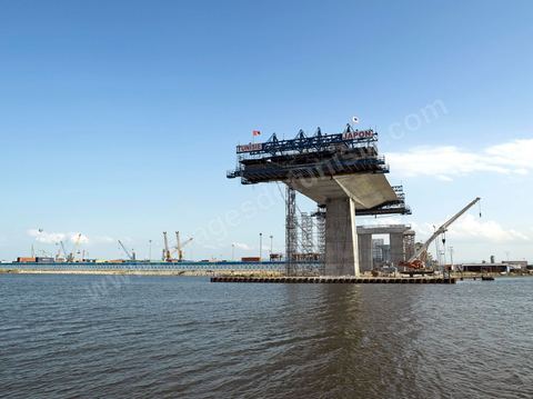 En cours de construction, le nouveau pont de Radès au dessus du canal de Tunis reliant Radès à la Goulette.