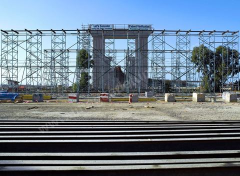 En cours de construction, le nouveau pont de Radès au dessus du canal de Tunis reliant Radès à la Goulette.