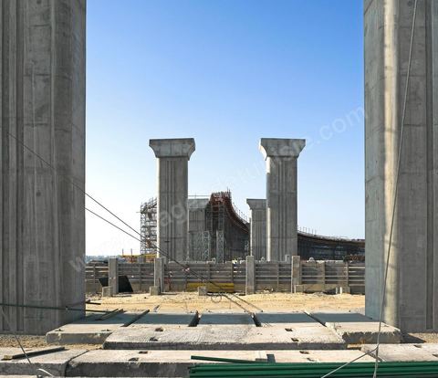 En cours de construction, le nouveau pont de Radès au dessus du canal de Tunis reliant Radès à la Goulette.
