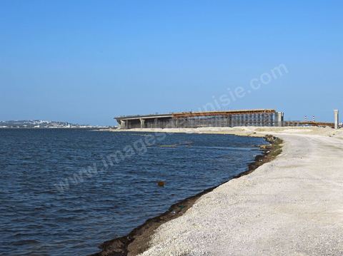 En cours de construction, le nouveau pont de Radès au dessus du canal de Tunis reliant Radès à la Goulette.