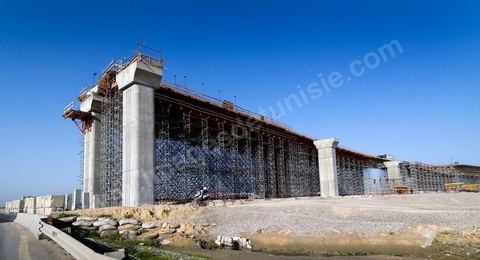 En cours de construction, le nouveau pont de Radès au dessus du canal de Tunis reliant Radès à la Goulette.