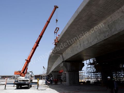 En cours de construction, le nouveau pont de Radès au dessus du canal de Tunis reliant Radès à la Goulette.