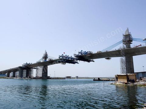 En cours de construction, le nouveau pont de Radès au dessus du canal de Tunis reliant Radès à la Goulette.