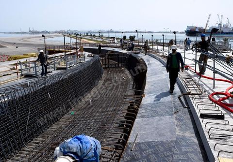 En cours de construction, le nouveau pont de Radès au dessus du canal de Tunis reliant Radès à la Goulette.