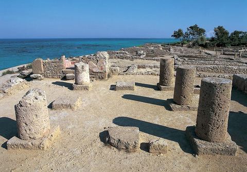 Une demeure de bord de mer, la seule qui, à kerkouane, comporte un péristyle, ou cour entourée de colonne, dont quelques futs partiellement conservés sont encore en place. L'introduction de la colonnade dans l'architectiure punique est due, semble-t-il à l'influence grecque .