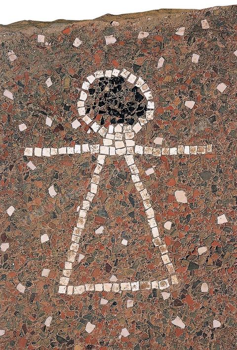Signe dit de Tanit. Les pavements opus signinum de certaines pièces des maisons de Kerkouane sont parfois agrémentées de motifs à visées prophylactique ou magico-religieuses. Le symbole attribué à Tanit est formé d'un triangle surmonté d'une barre horizontale et d'un disque suggérant la silhouette d'une déesse bénissant.