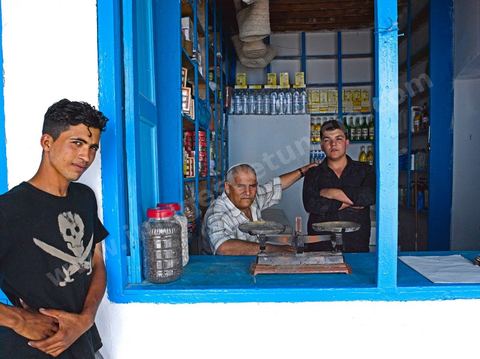 Epicerie dans le caravanserail de la synagogue de la Ghriba durant le pelerinage juif annuel au village de Erriadh ou Hara Sghira sur l'ile de djerba