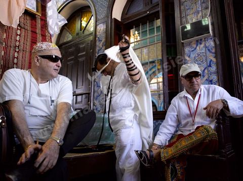 Pelerins juifs dansla synagogue de la Ghriba durant le pelerinage juif annuel au village de Erriadh ou Hara Sghira sur l'ile de djerba
