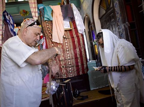 Pelerins juifs dansla synagogue de la Ghriba durant le pelerinage juif annuel au village de Erriadh ou Hara Sghira sur l'ile de djerba