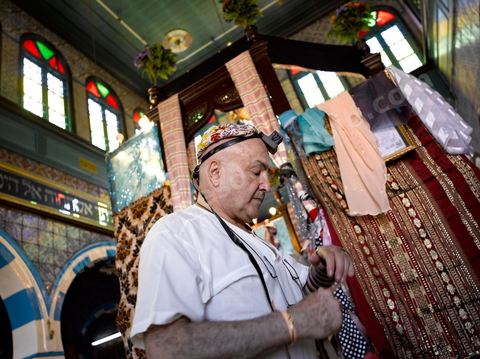 Pelerins juifs dansla synagogue de la Ghriba durant le pelerinage juif annuel au village de Erriadh ou Hara Sghira sur l'ile de djerba